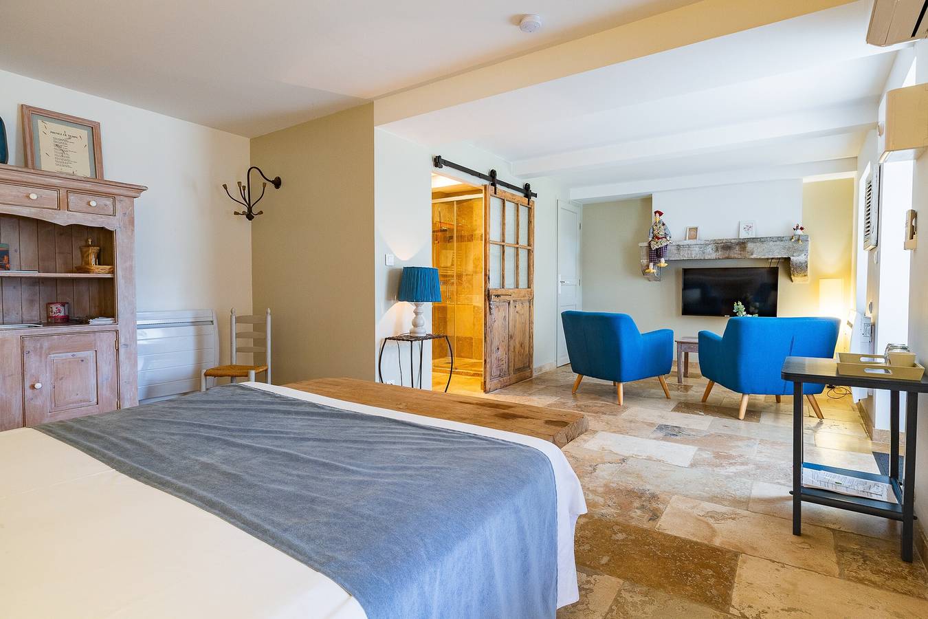 Chambre d’hôtes climatisée « Lavande », en rez de jardin avec vue montagne. in Charols, Région de nyons