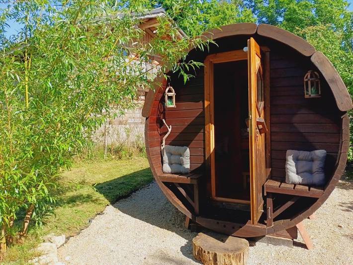 Gîte pour 2 personnes, avec Terrasse ainsi que Jardin et Vue à Étival (Jura)