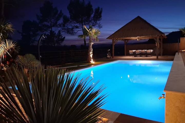 Location de vacances pour 8 personnes à Sainte-Anastasie-sur-Issole