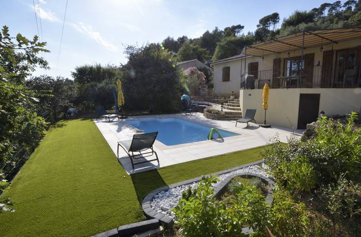 Gîte pour 7 personnes, avec terrasse ainsi que piscine et jardin, animaux acceptés