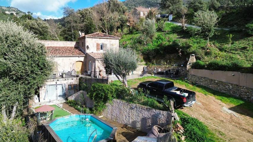 Gîte pour 4 personnes, avec vue ainsi que piscine et terrasse à Santa-Maria-Figaniella - 4