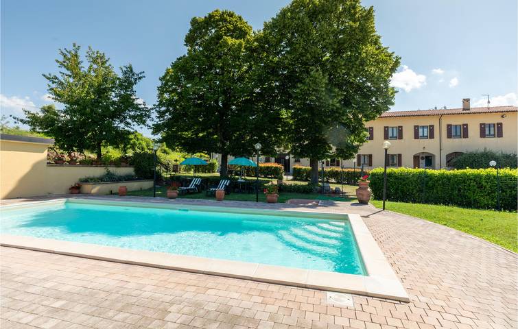 120sqm Apt con aparcamiento, piscina y jardín in Nocera Umbra, Provincia de Perugia