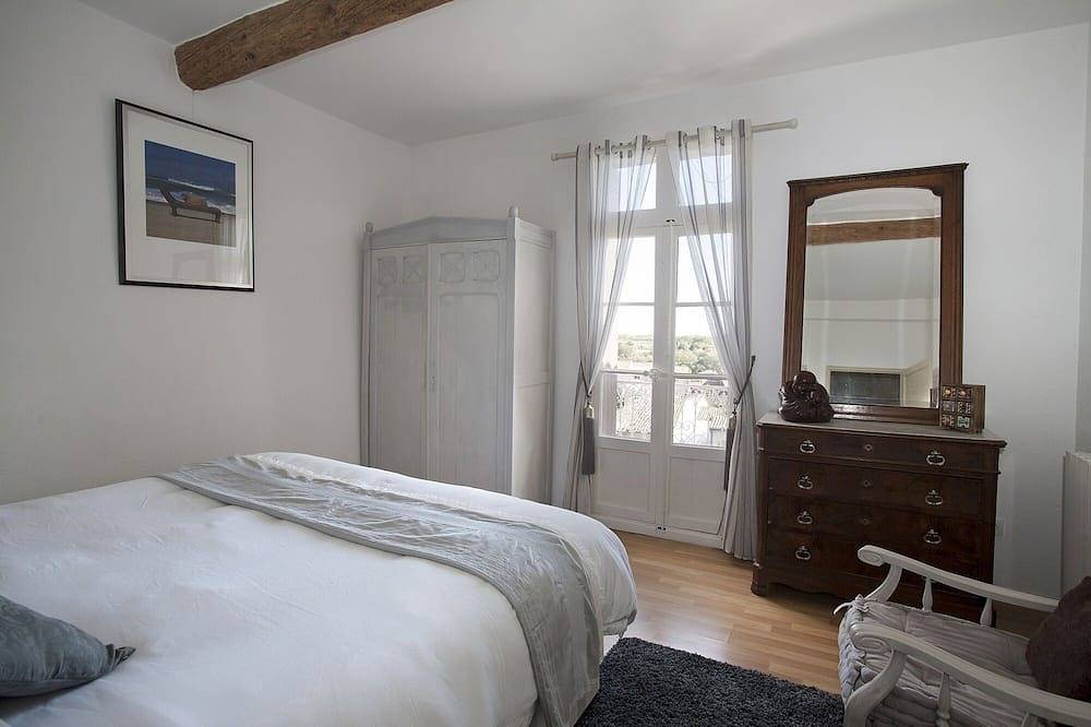 Vine Views Suntrap Terrace, Garden And Small Pool With Terrace in Pouzolles, Béziers region