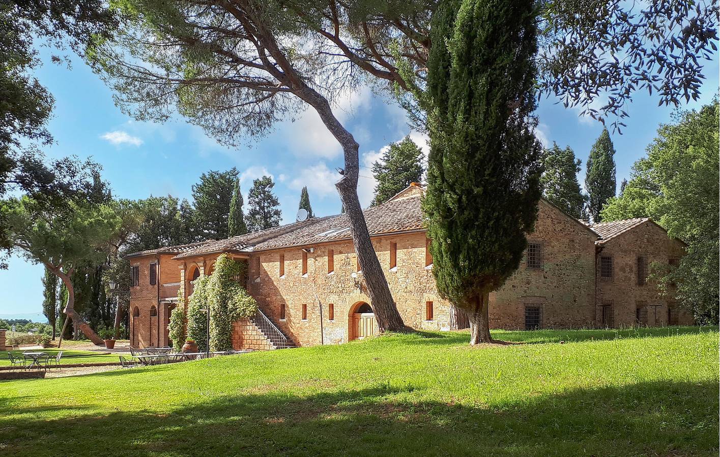 Ritiro in riva al fiume con piscina e giardino in Monteroni d'Arbia, Siena e dintorni