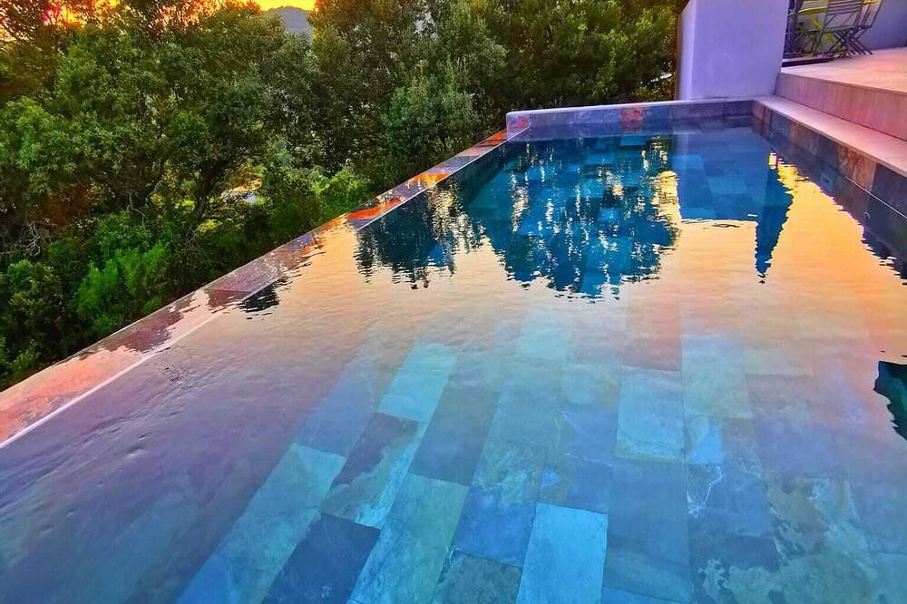 Villa Contemporaine Vue Sur Le Lac De Talza Au Calme Absolu in Figari, Arrondissement de Sartène