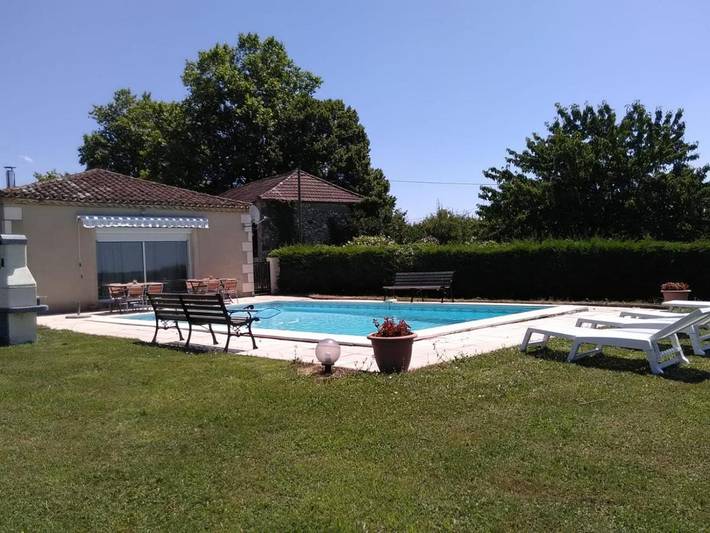 Gîte pour 6 personnes, avec terrasse ainsi que vue et piscine à Condezaygues