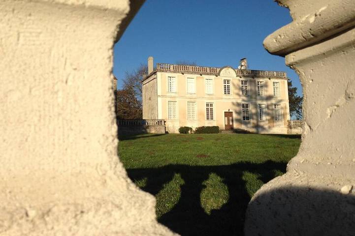 Gîte pour 4 personnes, avec Terrasse ainsi que Jardin et Piscine à Charras (homonymie)