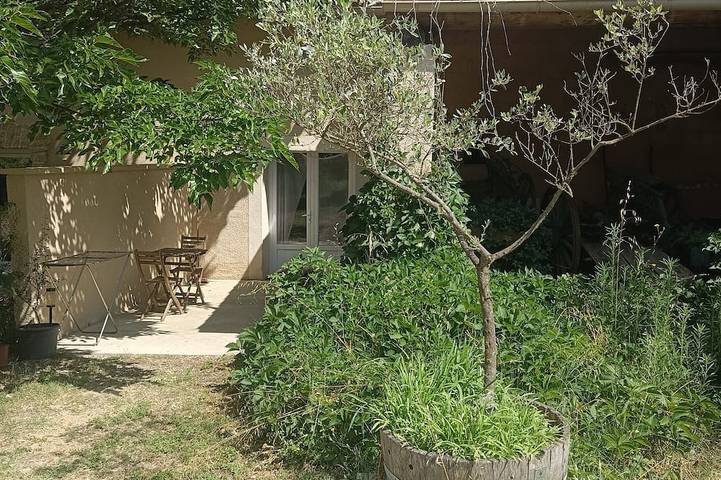 Ferienhaus für 2 Personen, mit Terrasse und Garten sowie Pool in Crestet