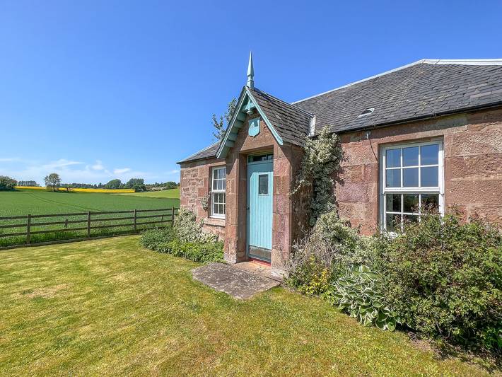 Log cabin for 4 people, with garden, with pets in Angus