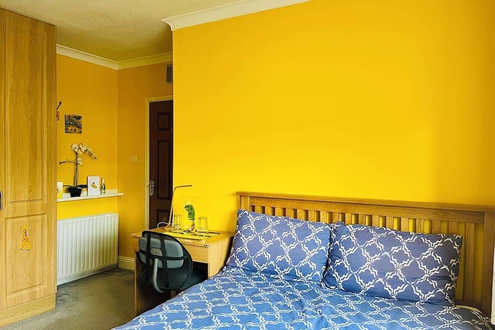 Cosy double room with king size bed in Kilnamanagh Dublin 24 in South Dublin, County Dublin