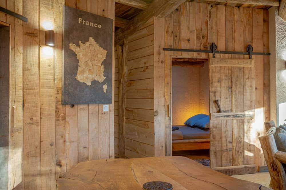 Maison de plain-pied avec grand jardin, proche Chambord, insolite et confortable, idéale famille. in Crouy-sur-Cosson, Sologne