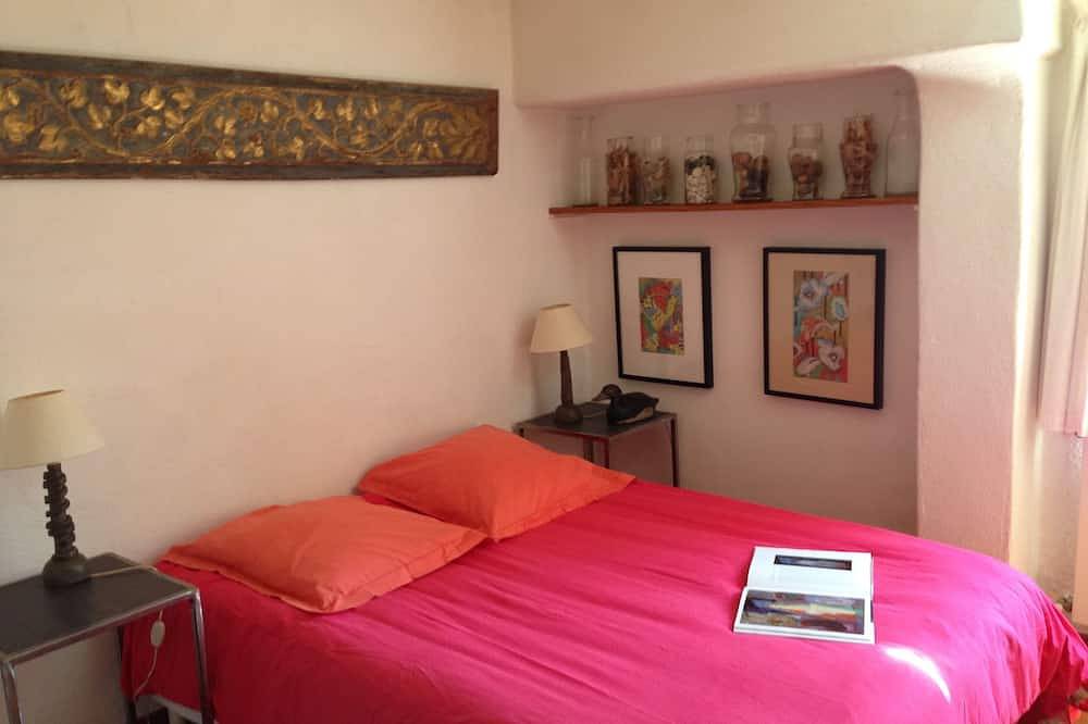 Charming and tasteful artist's house in an exceptional site in Bibemus in Aix-en-Provence, Region de Aix-en-Provence