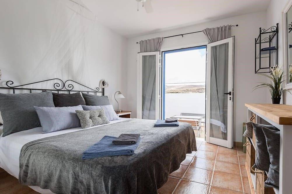 Fantastic location, 2 bed 2 bathroom property, stunning views, private Jacuzzi. in Punta de las Mujeres, Lanzarote