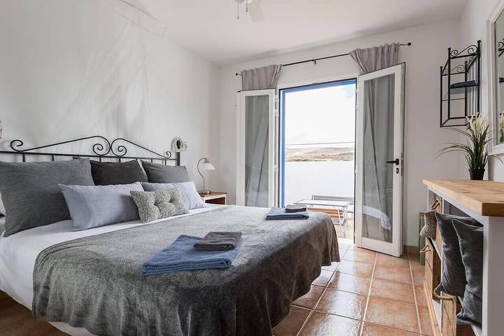 Fantastic location, 2 bed 2 bathroom property, stunning views, private Jacuzzi. in Punta de las Mujeres, Haría