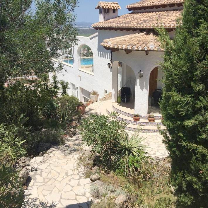 Casa rural para 9 personas, con vistas al lago y piscina además de jardín y vistas, Se admiten mascotas en Ráfol de Almunia
