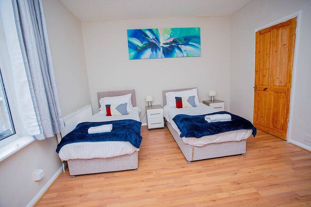 Cosy ,spacious ,clean 3 bed house,10miuntes walk from town centre in Kettering, Northamptonshire