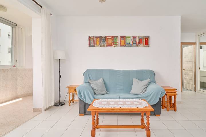 Entire apartment, Large 1-bed Apartment with Shared Pool, Garden, A/C & Wi-Fi in Playa de la Torrecilla, Nerja