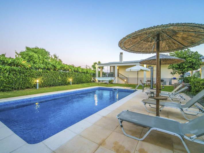 Ferienhaus für 8 Personen, mit Balkon und Terrasse sowie Garten und Pool