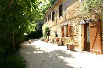 Gîte pour 3 personnes, avec jacuzzi et jardin ainsi que terrasse et piscine, animaux acceptés en Dordogne