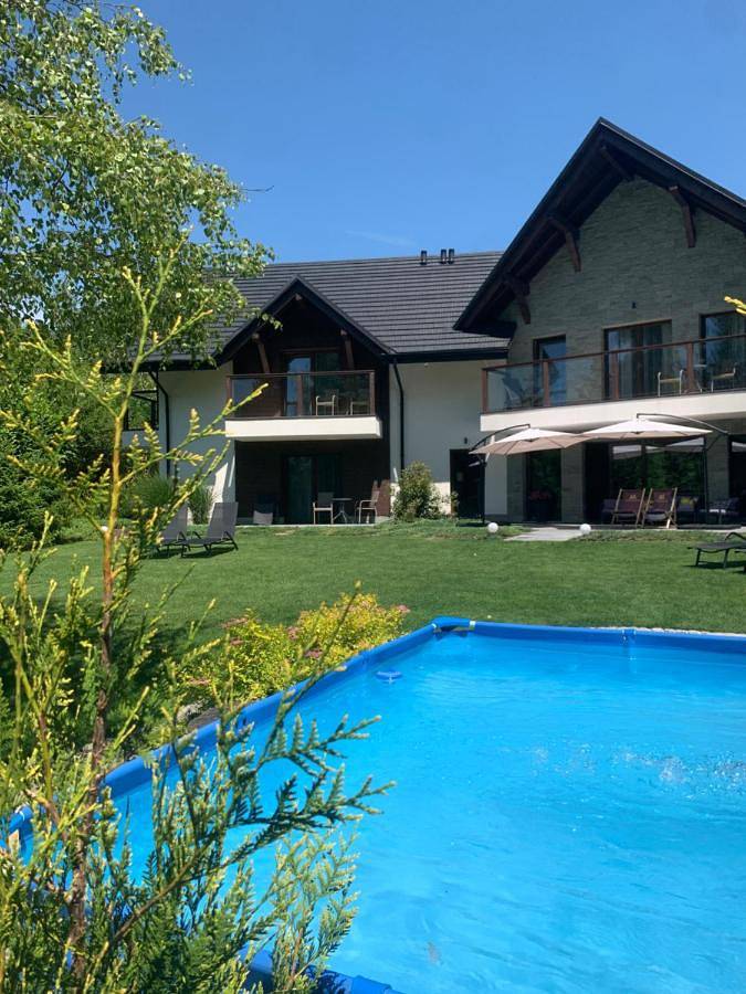 Apartament wakacyjny dla 4 osób, z ogród i jacuzzi oraz sauna i basen w Malinka
