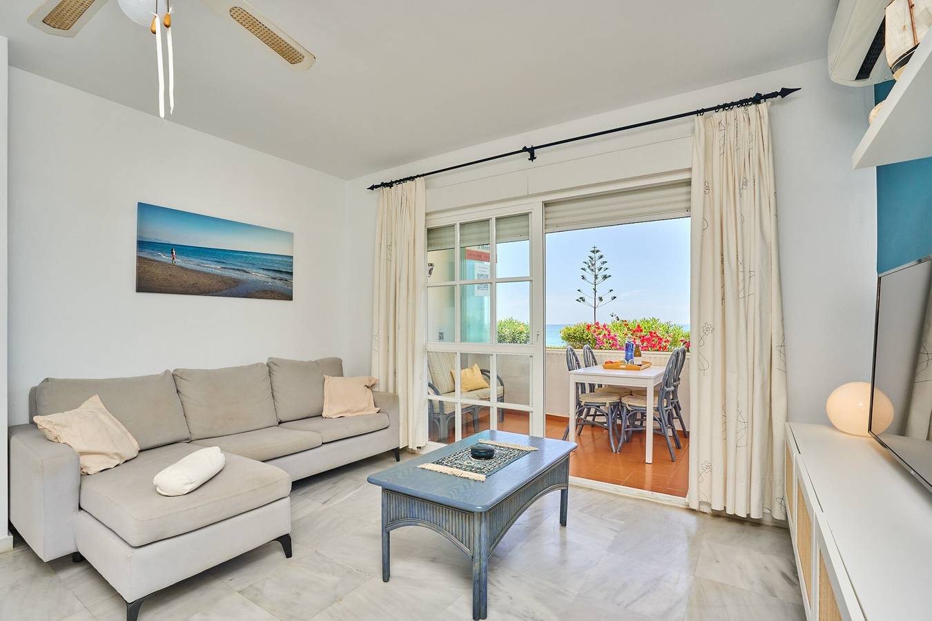 Apartamento entero, Apartamento Vacacional en Primera Línea con Vista al Mar, Terraza Cubierta y Wi-Fi in Torrox Costa, Torrox