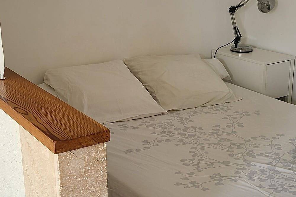 Entire apartment, Charmant Studio Au Calme Avec Terrasse Et Parking in Fontvieille, Arles region