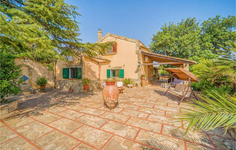 Ferienhaus für 7 Personen, mit Terrasse und Pool sowie Garten