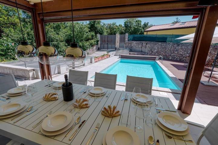 Villa per 10 persone, con Balcone e Terrazza nonché Giardino e Piscina in Carso