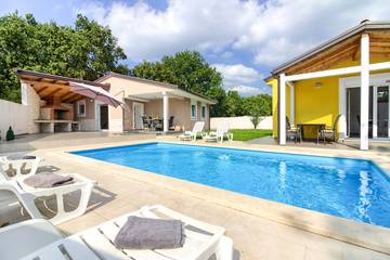 Villa für 8 Personen, mit Terrasse und Pool sowie Garten in Istrien