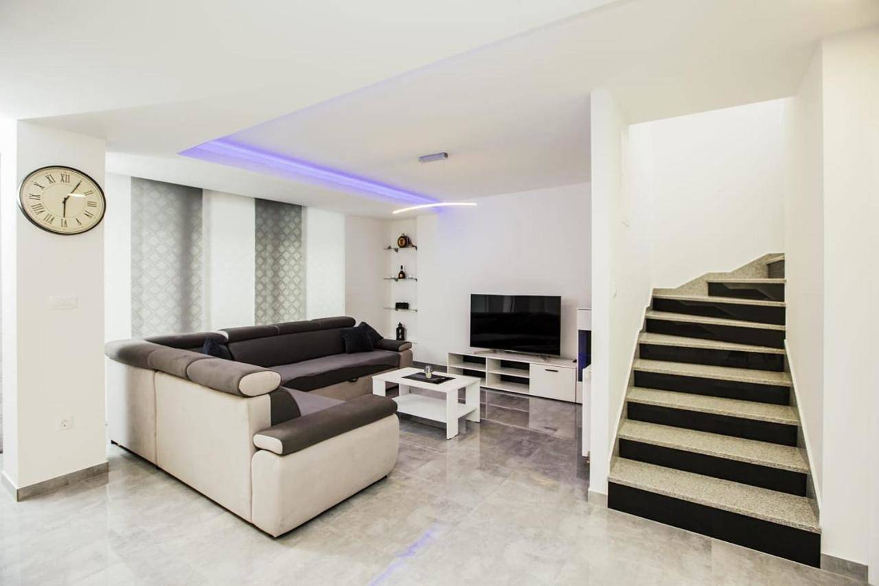 Holiday home Leko with outdoor pool and hot tub , can fit 22 people in Imotski, Makarska Riviera