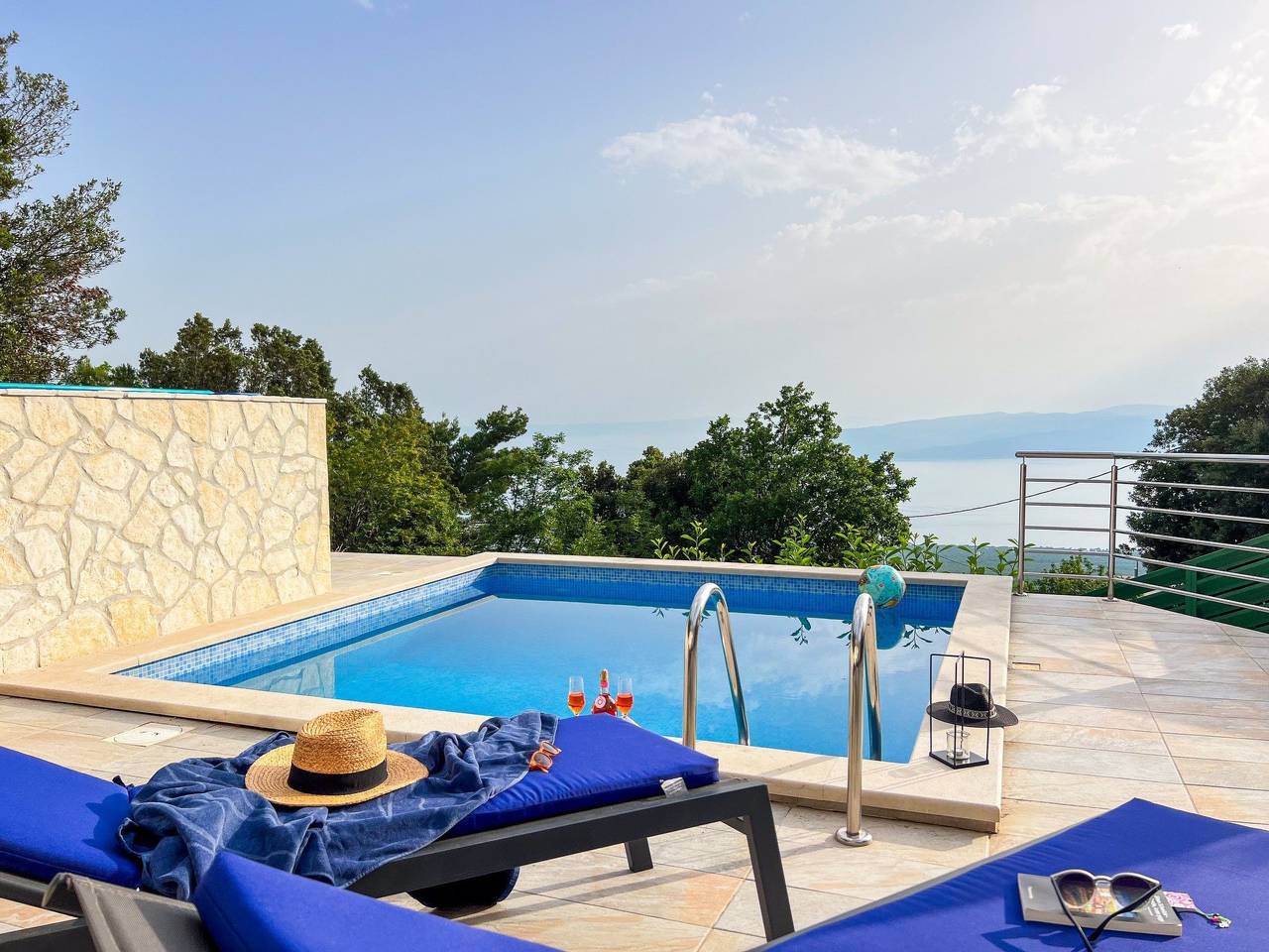Günstiges Ferienhaus mit Pool und Meerblick in Baska Voda, Makarska Riviera