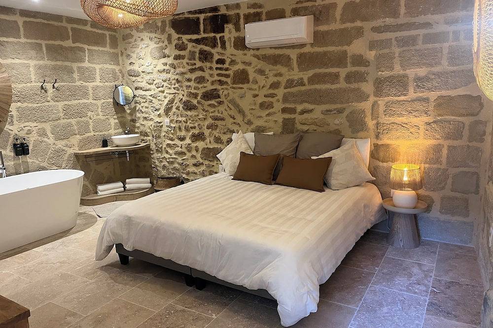Entire apartment, Stone-built cocoon in the center of the village, roof terrace and whirlpool bath in Saint-Quentin-la-Poterie, Nimes region