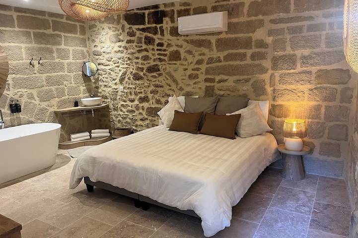 Appartement entier, Cocon en pierre au centre du village, toit terrasse et balnéo in Saint-Quentin-la-Poterie, Région de Nîmes