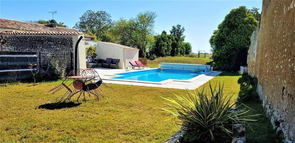 Gîte pour 4 personnes, avec vue ainsi que jardin et piscine, adapté aux familles à Saint-Palais-de-Phiolin - 4