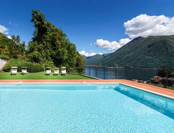 Ferienhaus für 4 Personen, mit Ausblick und Pool sowie Seeblick und Garten