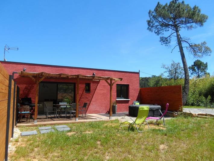 Gîte pour 4 personnes, avec terrasse ainsi que jacuzzi et jardin