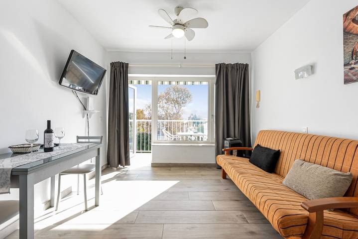 Apartamento entero, Apartamento 'Carihuela Palace Beach' con piscina privada, Wi-Fi y aire acondicionado in La Carihuela, Torremolinos