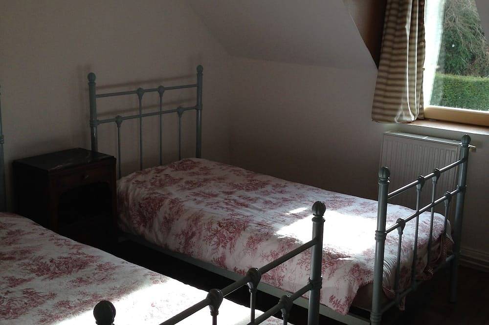 4 bedrooms 2 bathrooms 10 people, with pool and large garden beautifully decorated in Coly-Saint-Amand, Périgord Noir