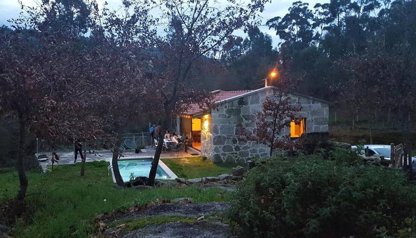 Location de vacances pour 4 personnes, avec terrasse et vue ainsi que jardin et piscine dans Entre Ambos-os-Rios - 3
