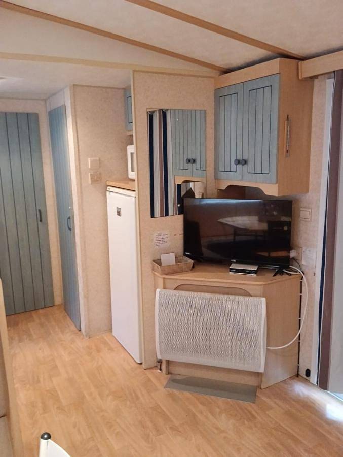 Camping pour 5 personnes, avec terrasse ainsi que piscine et jacuzzi