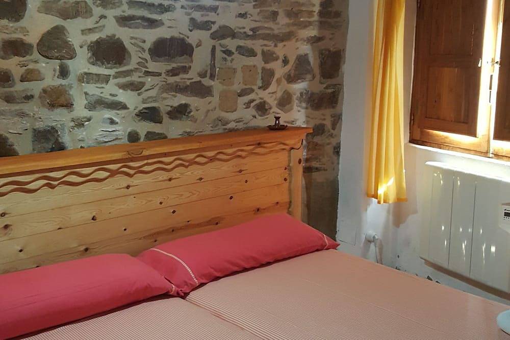 House in quiet village. Ideal couples, and friends, in Noceda del Bierzo León. in Noceda del Bierzo, Cordillera Cantábrica