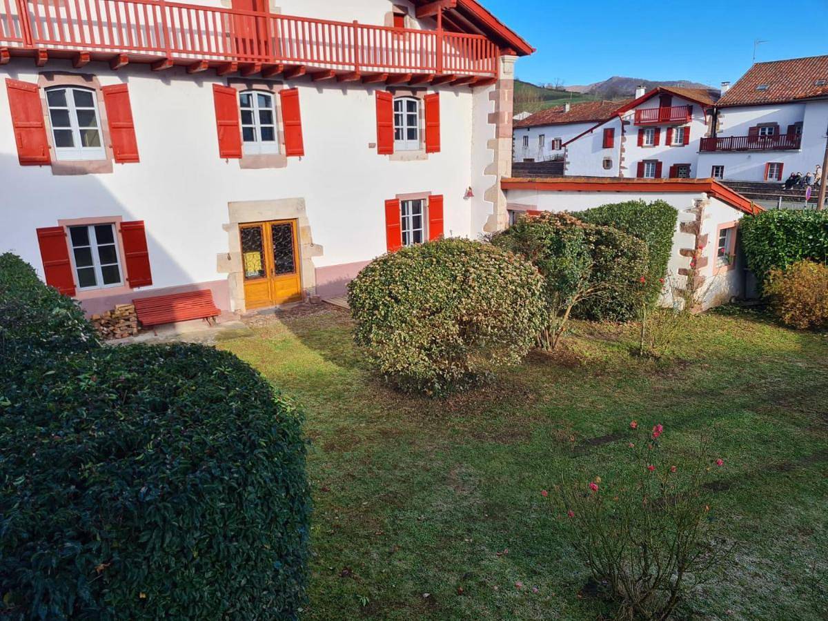 Five-Bedroom House in Saint-Étienne-de-Baïgorry, Région de Bayonne