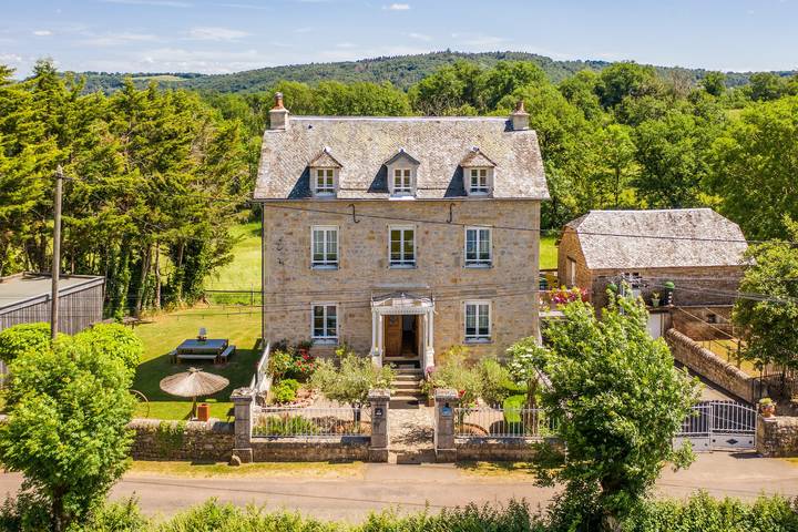 Location de vacances pour 9 personnes, avec Terrasse et Jardin à Bertholène