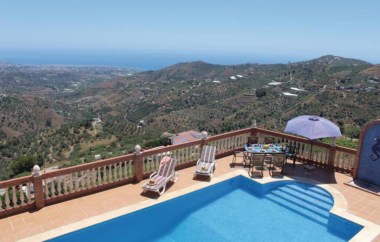 Ferienhaus für 8 Personen, mit Pool und Terrasse in Torrox