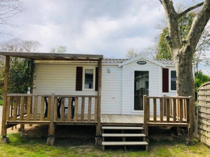 Camping pour 4 personnes, avec piscine et terrasse dans le Gard