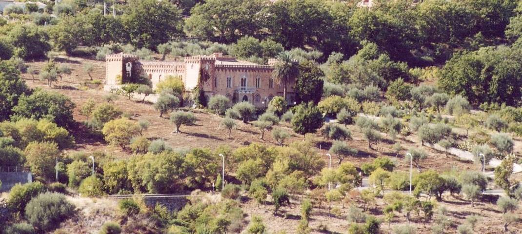 Appartamento per 4 persone, con Balcone e Terrazza nonché Giardino e Piscina a Castelbuono