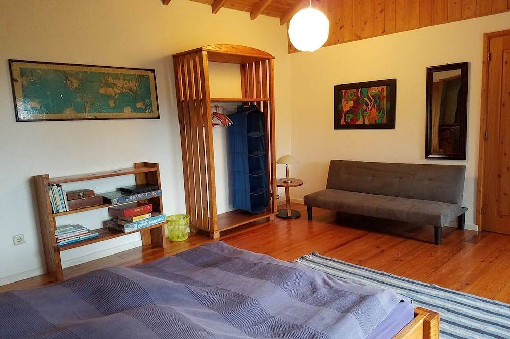 Vacaciones en una casa de campo típica de las Azores con fantásticas vistas al mar. in Cedros, Faial