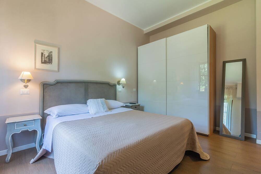 Entire farmhouse with three apartments and swimming pool in Vico Matrino, Capranica