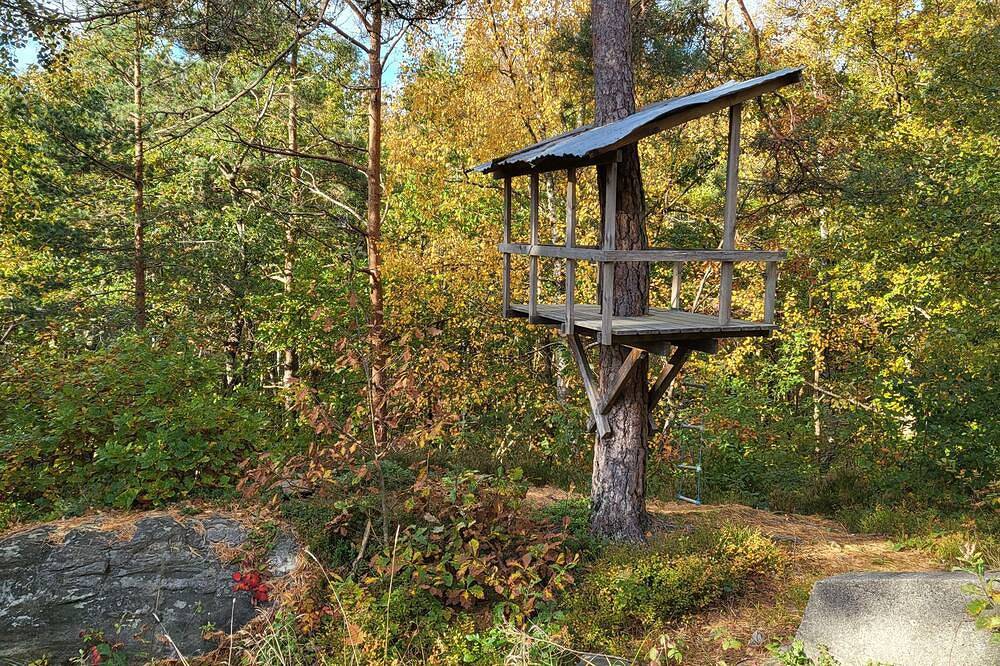 Ganze Wohnung, Spacious Scandinavian-style apartment right by the forest with beautiful views in Kristiansand