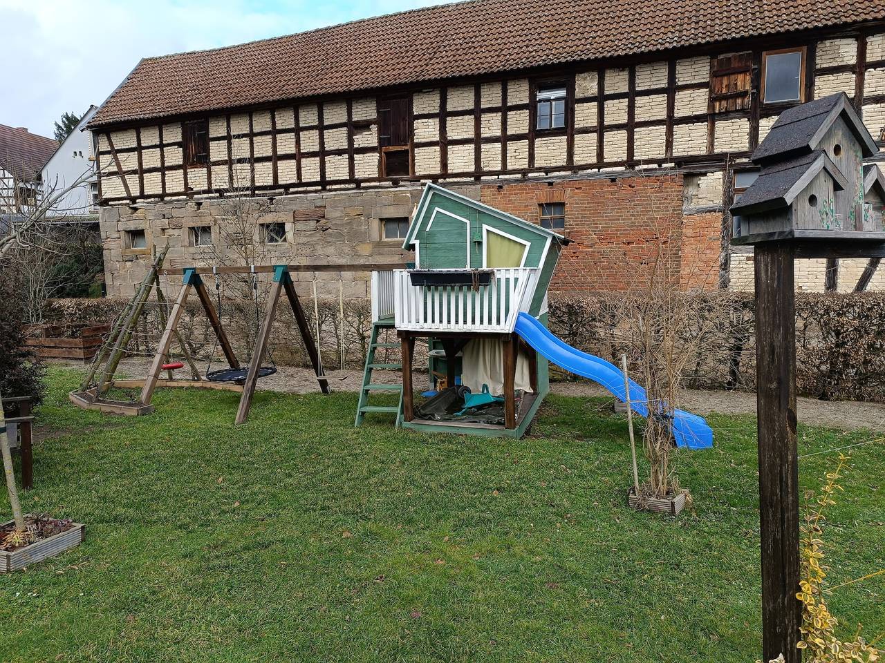 Ganze Wohnung, Ferienwohnung 'Papperitz' mit Bergblick, privater Terrasse und Wlan in Uhlstädt-Kirchhasel, Saaleland
